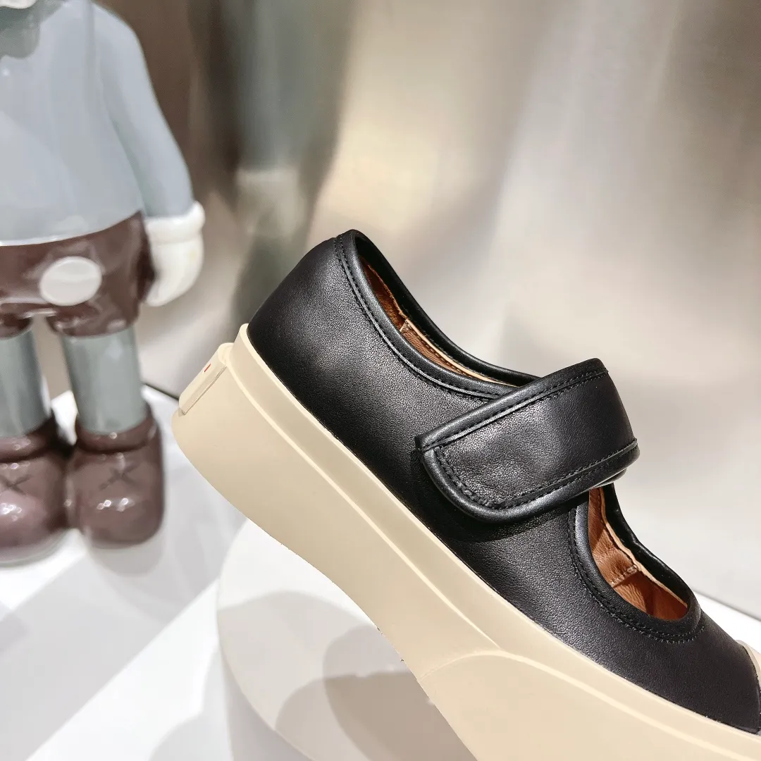 👟👟Ex-factory price 480👟👟 (exclusive top quality) Marni|Mary Jane big head doll shoes‼ ️Upgraded outsole, consistent lasting process with the original version, upgraded to the latest official original packaging‼ ️ Mani’s incomparable and versatile white shoes! I'm tired of the regular white shoes, so I bought a pair of different style thick-soled big-toe shoes. Paris International Fashion Week catwalk model, purchase-level version, all Internet celebrities wear it, Song Zuer, Zhao Lusi, Huo🔥 Show... [4.5cm increased sole] Not bulky, light and soft, comfortable on the feet! It feels very good on your feet and doesn't scratch your feet at all! Extremely comfortable! Daily travel! Wear whatever you like regardless of the occasion, no fear of any dress code, no pressure to dress! ✔Upper: imported cowhide fabric ✔Lining: lambskin lining ✔Outsole: exclusive original molded 1:1 rubber ➕T👟👟factory price U outsole! Floating beige is not completely white. Difference between market currencies We are different‼ ️ ✔𝐒𝐢𝐳𝐞: 35-40